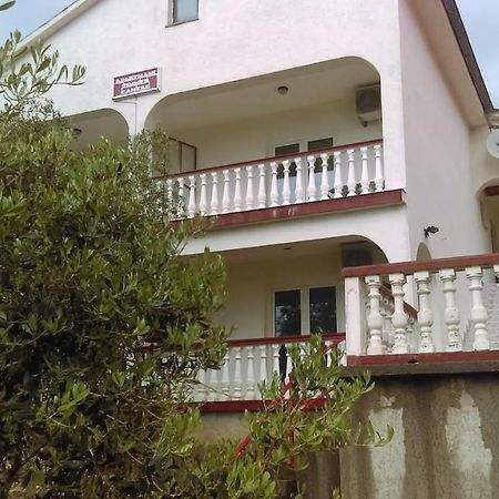 Guesthouse Bili Karlobag Exterior foto
